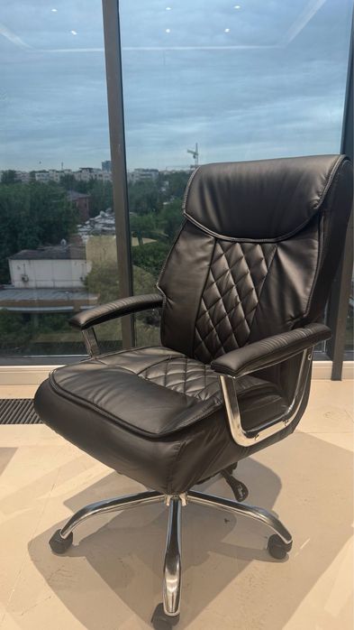 Офисное кресло (кожзам), удобное и прочное