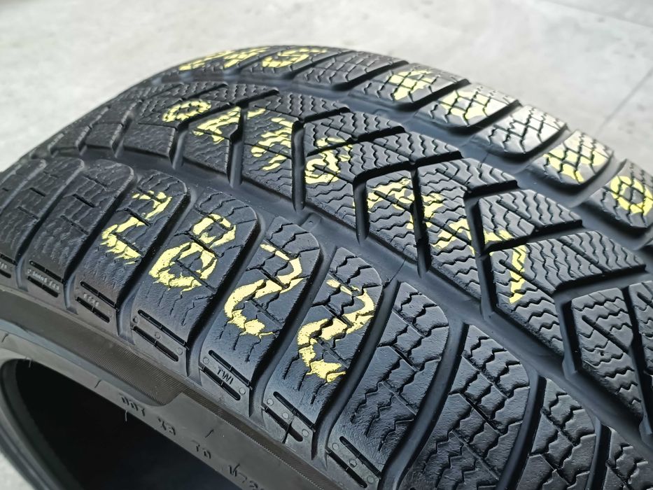 O anvelopa de iarna 245 40 20 pirelli sottozero 3 profil 7,8 dot 2822