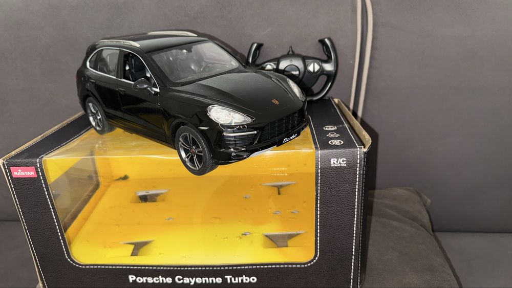 Продам игрушечную машину Porsche