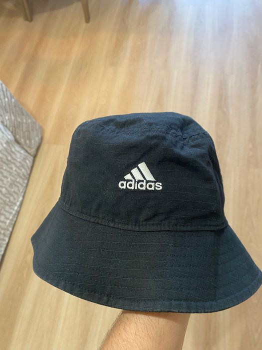 Продавам Шапка на Adidas