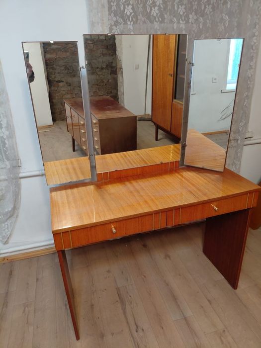 Отдам даром мебель .