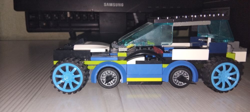 Машына мамодельное lego