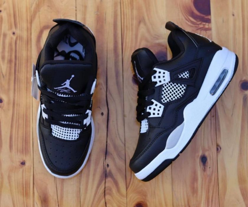 Jordan 4s white thunder