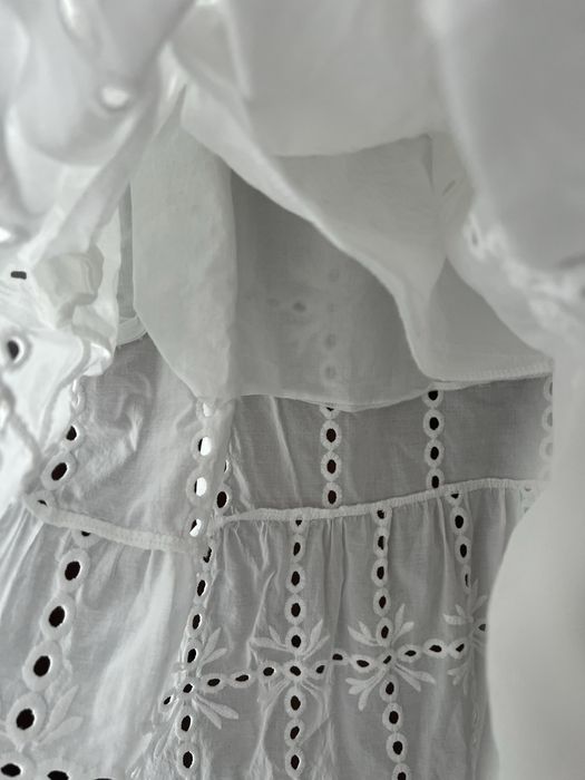 Rochita superba cu broderie englezeasca