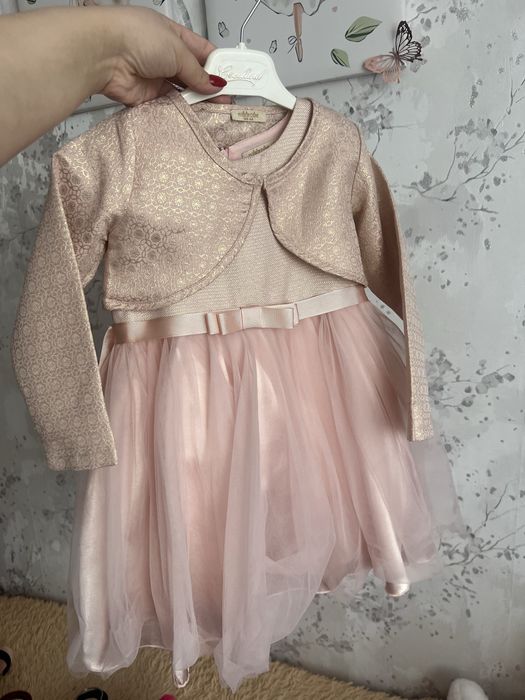 Продам платья на девочку 3-4 года