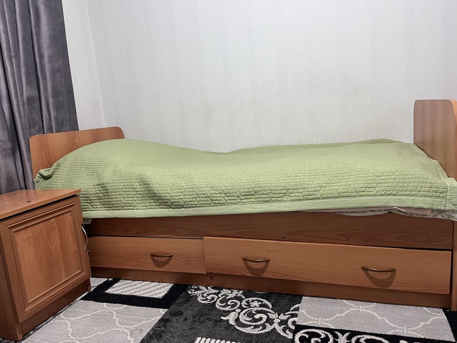 Односпальная кровать с тумбой