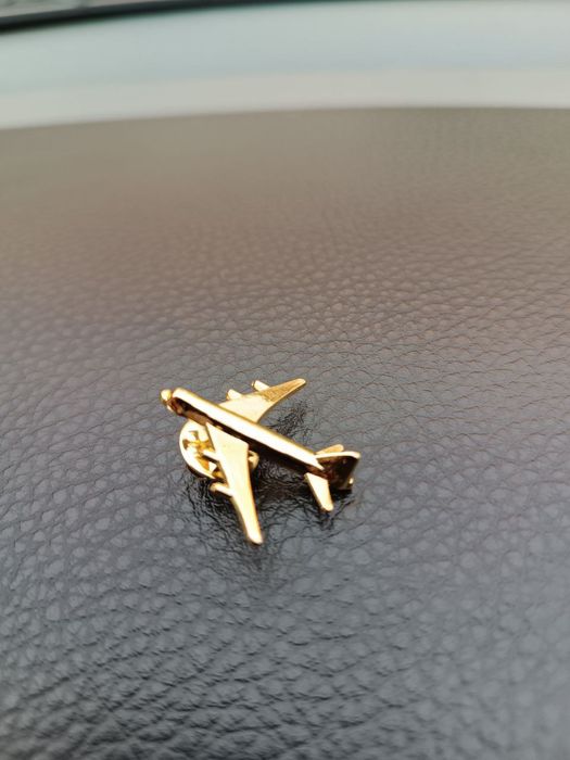 Самолёт булавка золотой