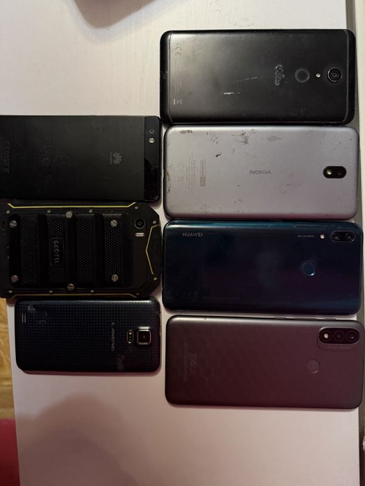 Телефони за части