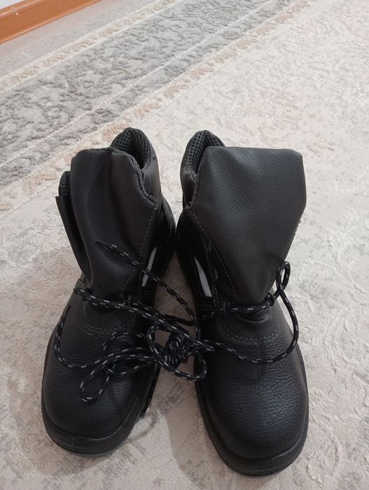 Продам ботинки размер 41