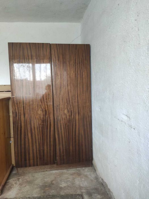 Масивен дървен гардероб