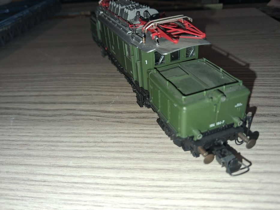 Locomotiva electrică ROCO BR194 cunoscută și cu denumirea "crocodil"