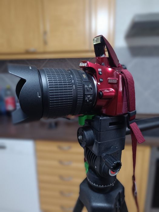 DSLR Nikon D3200 + obiectiv 18–105 mm + multe accesorii