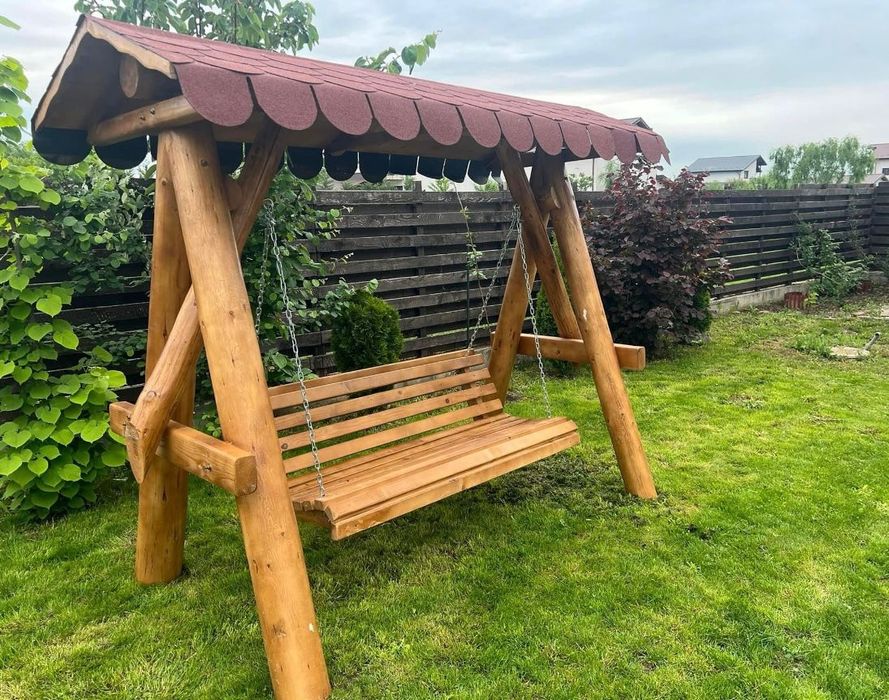 Mese și butoaie din lemn