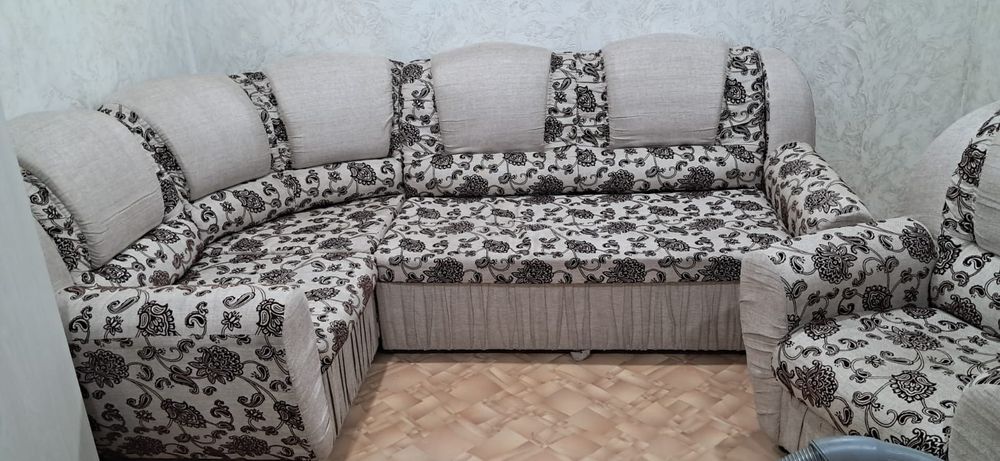 Продам угловой диван с креслом