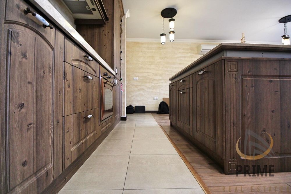 Дава се под наем Двустаен апартамент в Бургас, Център - 100 кв.м за 700 € - Снимка #6