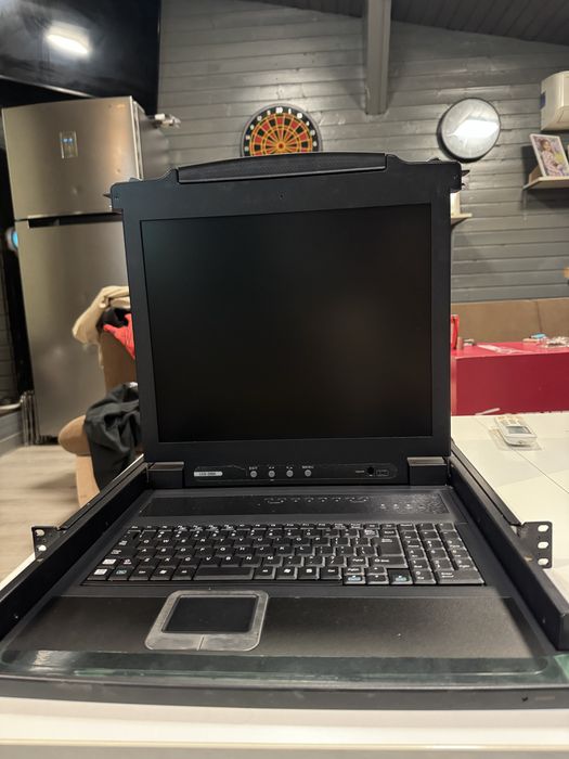 Consolă KVM Rack 17/19” LCD cu tastatură și touchpad – VGA – profesională