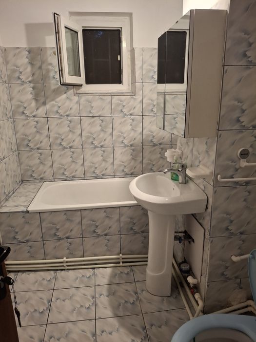Inchiriez apartament decomandat
