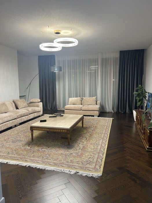 большой бежевый модульный диван,