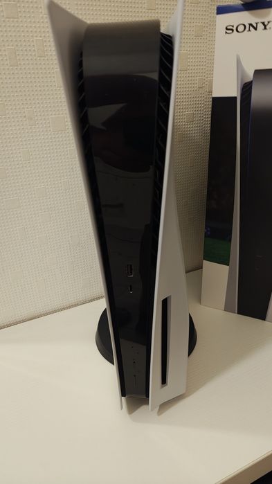 Продавам PS5 CFI-1216A