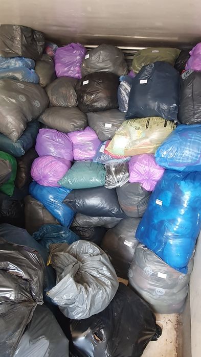 •ATENȚİE ! Am 2500 kg de haine second hand la sac preț 18 lei kg•