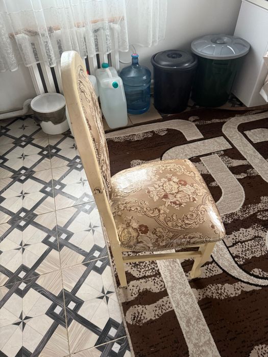 Стол со стульями