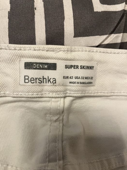 Vând blugi albi bershka