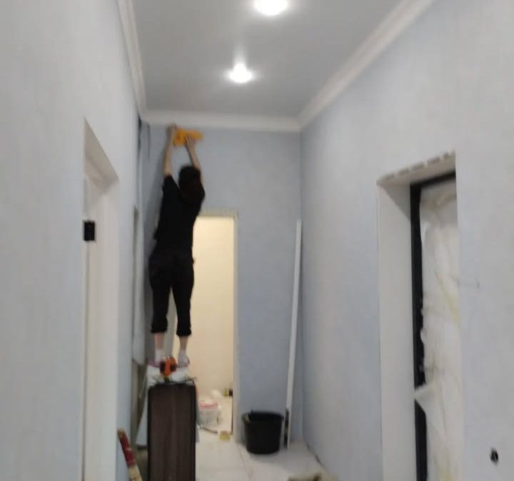 Поклейка обоев и галтели