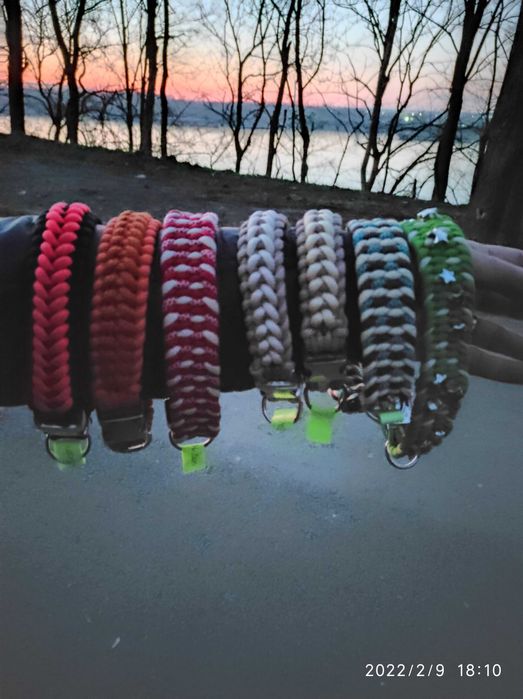 Продавам каишки,нашийници, поводи, четки, купички за храна.