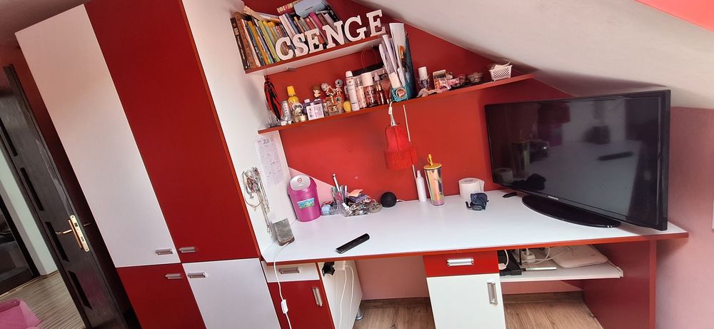 Set mobilier tineret roșu-alb de vânzare – pat supraetajat + birou + dulap