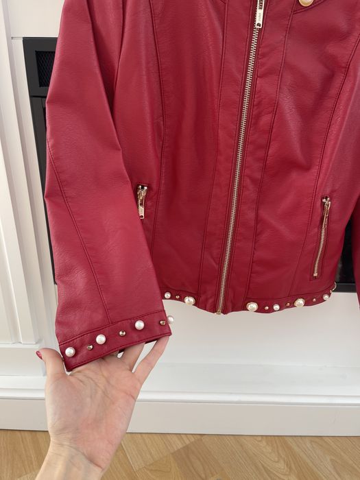 Geaca rosie cu aplicatii