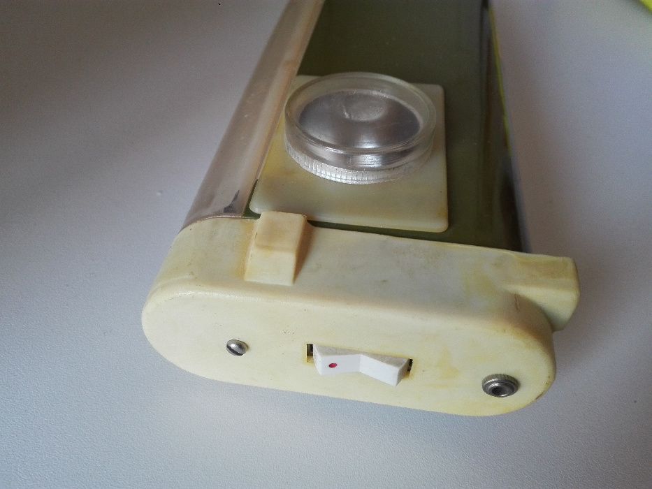 Радиокасетофон с CD и две къмпингови лампи.