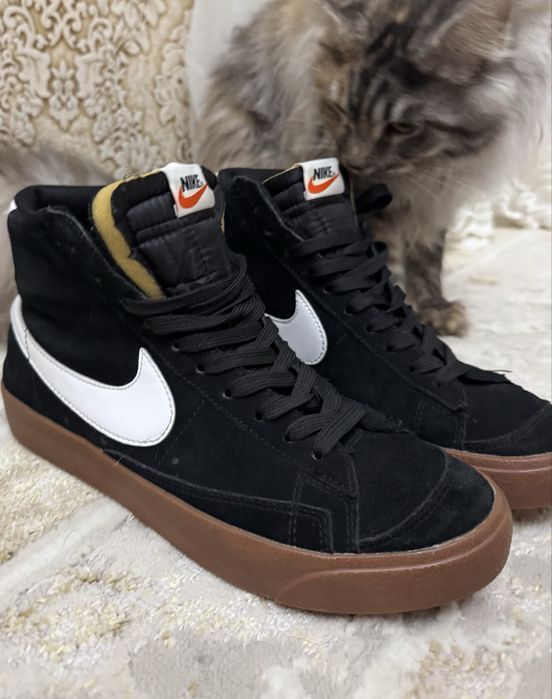 Кроссовки спортивные