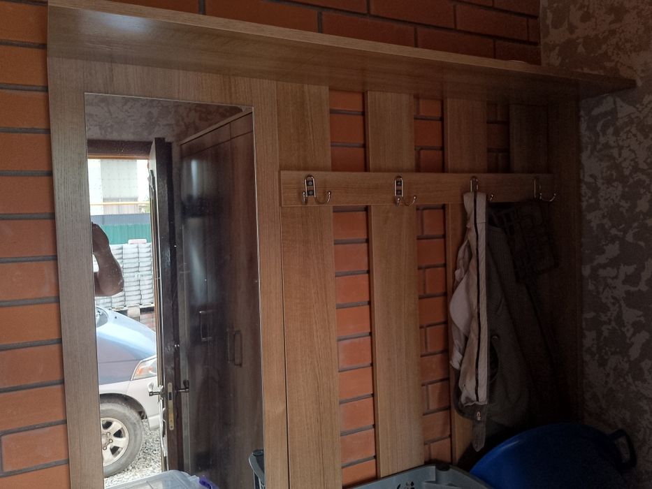 Стол, табуретки, прихожка, кухонный гарнитур