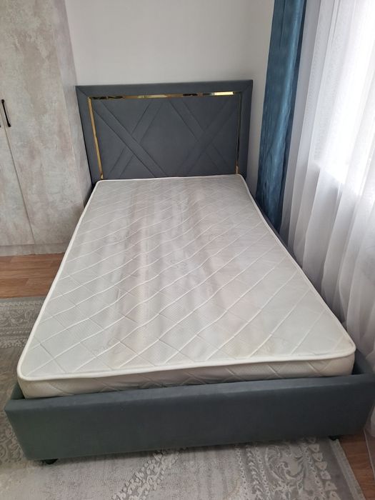Кровать серая велюр
