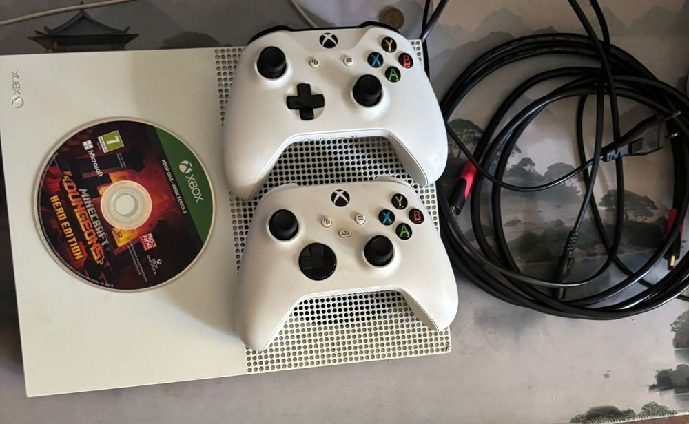 Xbox one s 1tb 2 геймпада