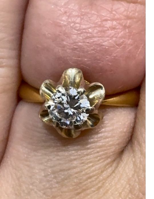 Золотое кольцо с бриллиантом