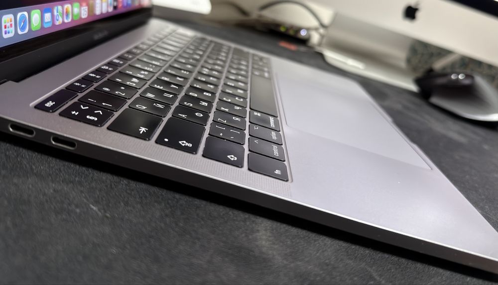 Продам MacBook Pro 2017 г 8/256 gb