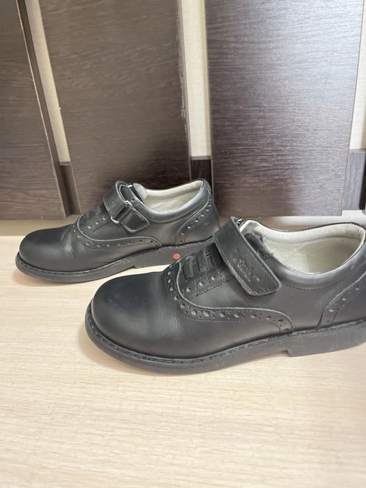 продам школьную обувь на мальчика