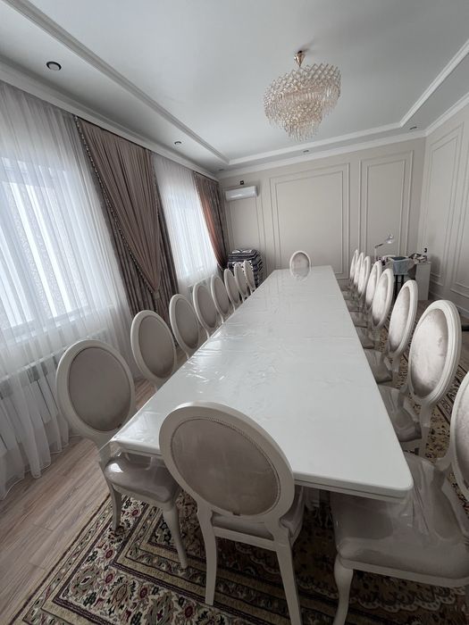Стол стулья.