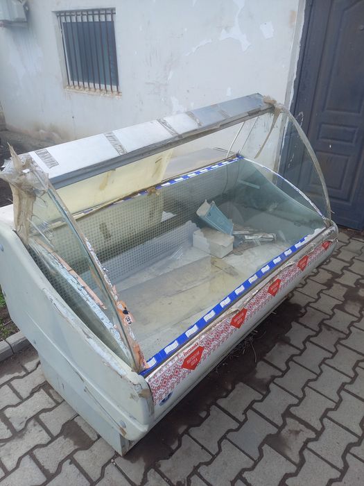 Продам витрины холодильник  не в рабочем состоянии