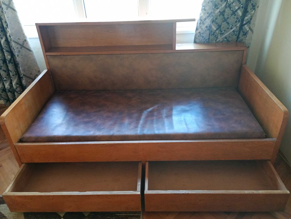 Продавам запазен единичен диван с две чекмеджета