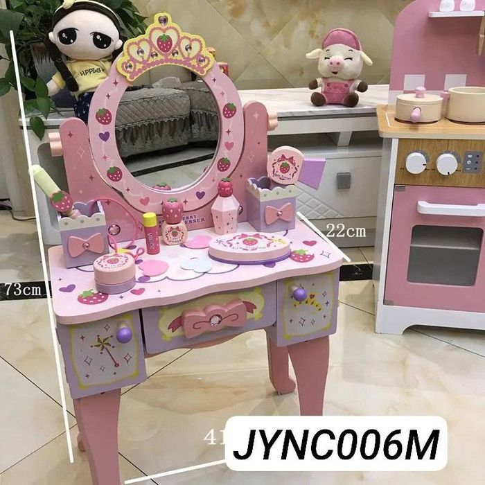 Oyinchoqlar bilan oynagan qizlar