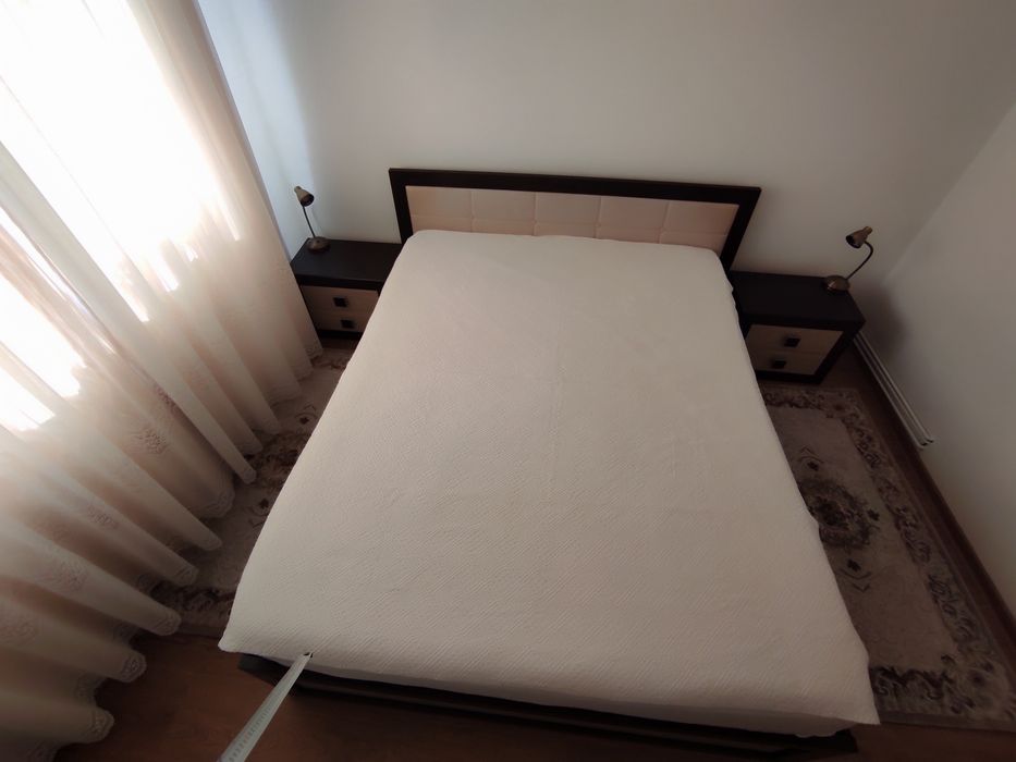 Vând set dormitor matrimonial, utilizat, format  din 1  pat, 1 comoda și 2 noptiere