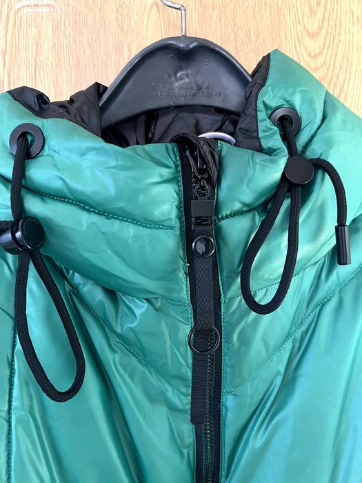 Дълго зимно яке в смарагдовозелен цвят – топло, леко и удобно