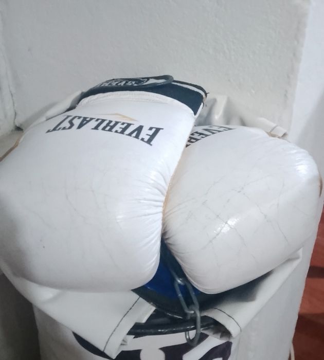 Груша и перчатки