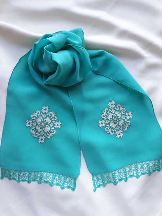 Уникални ръчно бродирани копринени шалове с автентичен български мотив