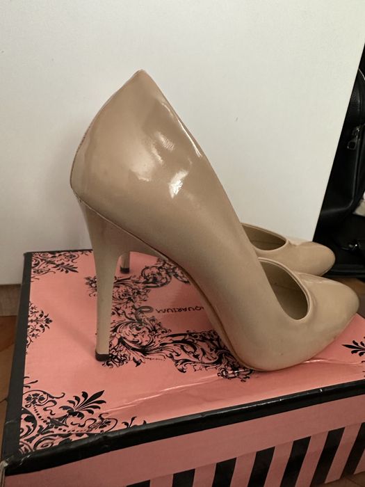 Телесен цвят(нюд) обувки Мегияс 38 номер