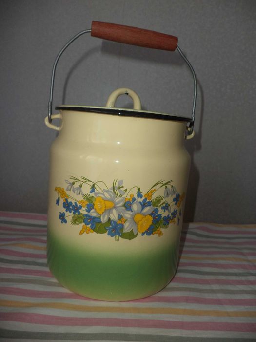 Эмалированная посуда новая и б/у: 2 ведра, бидон, чайник