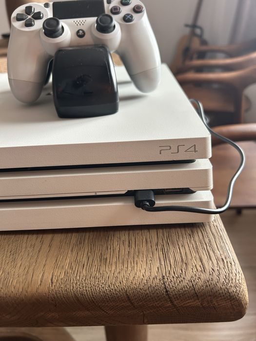 PlayStation 4 Pro + 10 jocuri + 2 controllere – stare foarte bună