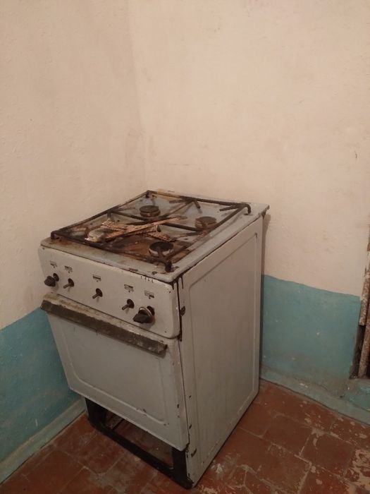 Rabochiy eski gaz plitamni sotaman metallomga yoki restavratorlarga
